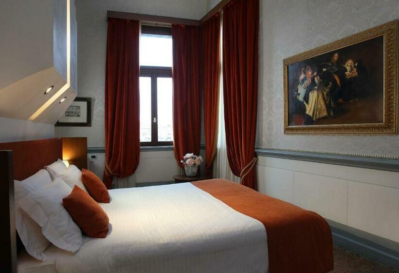 سوئیت جونیور با چشم‌انداز, Ruzzini Palace