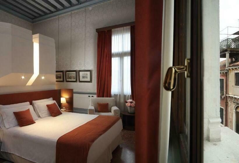 سوئیت جونیور با چشم‌انداز, Ruzzini Palace