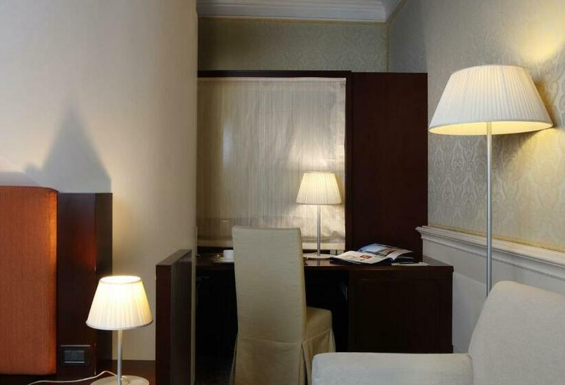 سوئیت جونیور با چشم‌انداز, Ruzzini Palace