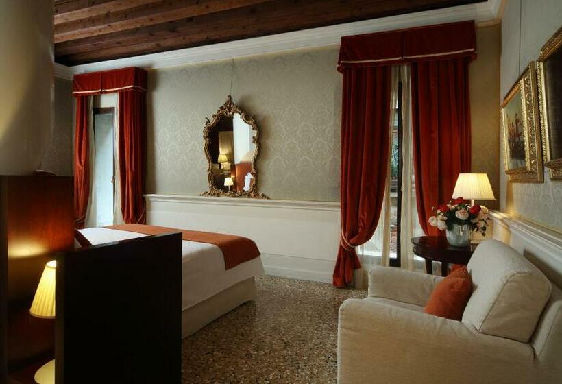 سوئیت جونیور با چشم‌انداز, Ruzzini Palace