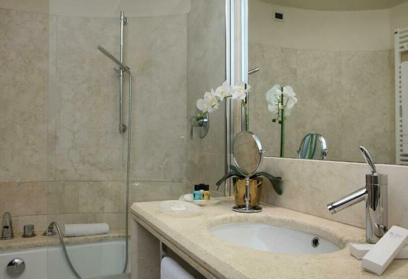 سوئیت جونیور با چشم‌انداز, Ruzzini Palace