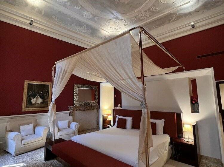 سوئیت جونیور با چشم‌انداز, Ruzzini Palace