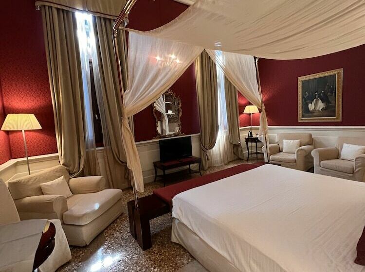 سوئیت جونیور با چشم‌انداز, Ruzzini Palace