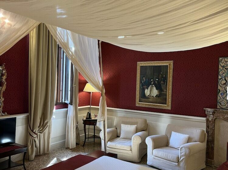 سوئیت جونیور با چشم‌انداز, Ruzzini Palace