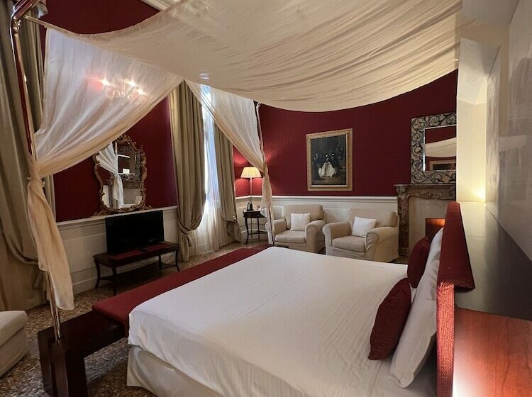 سوئیت جونیور با چشم‌انداز, Ruzzini Palace