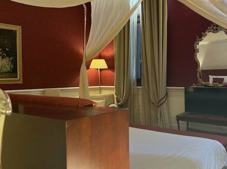 سوئیت جونیور با چشم‌انداز, Ruzzini Palace