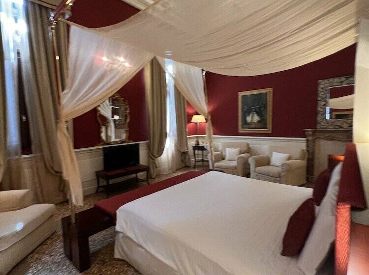 سوئیت جونیور با چشم‌انداز, Ruzzini Palace