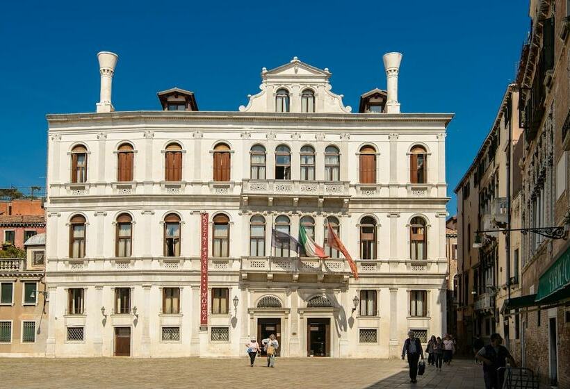 سوئیت جونیور با چشم‌انداز, Ruzzini Palace