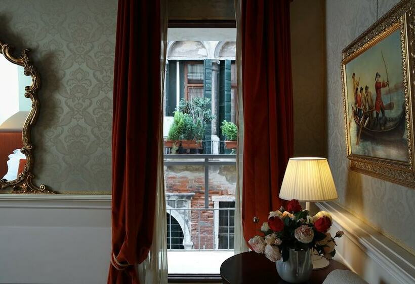 سوئیت جونیور با چشم‌انداز, Ruzzini Palace