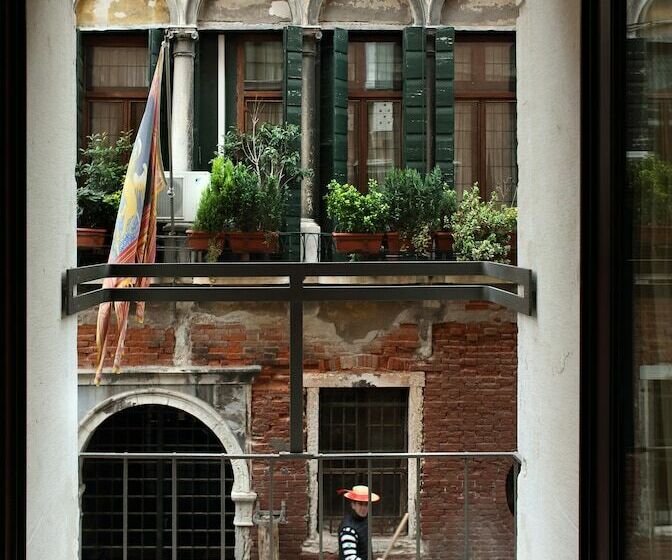 سوئیت جونیور با چشم‌انداز, Ruzzini Palace