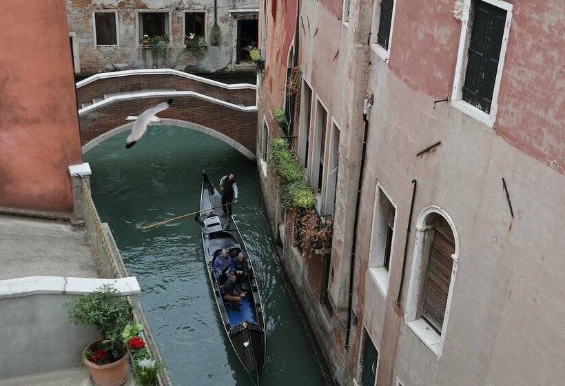 سوئیت جونیور با چشم‌انداز, Ruzzini Palace