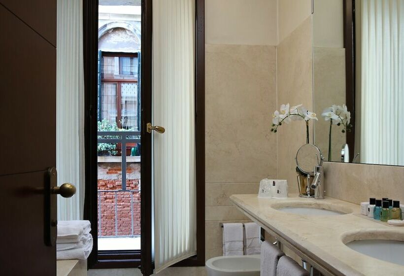 سوئیت جونیور با چشم‌انداز, Ruzzini Palace