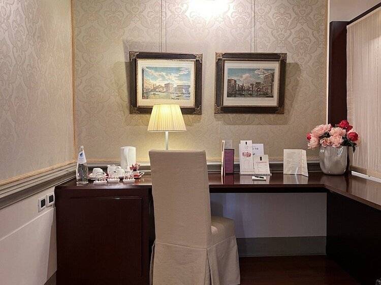 سوییت جونیور, Ruzzini Palace