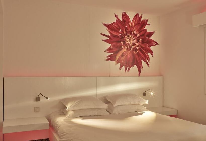 غرفة قياسية مطلّة علي حمام السباحة, So White Club Resort