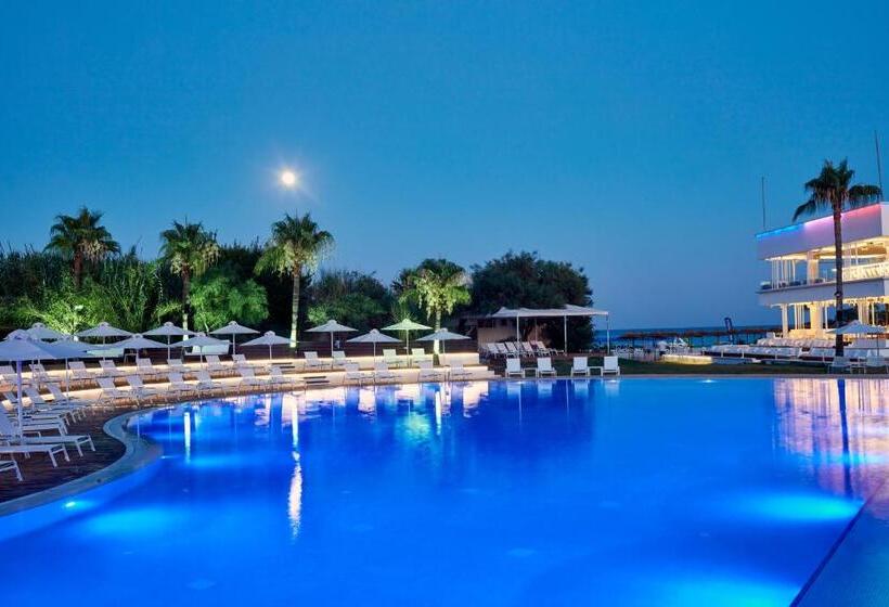 غرفة قياسية مطلّة علي حمام السباحة, So White Club Resort