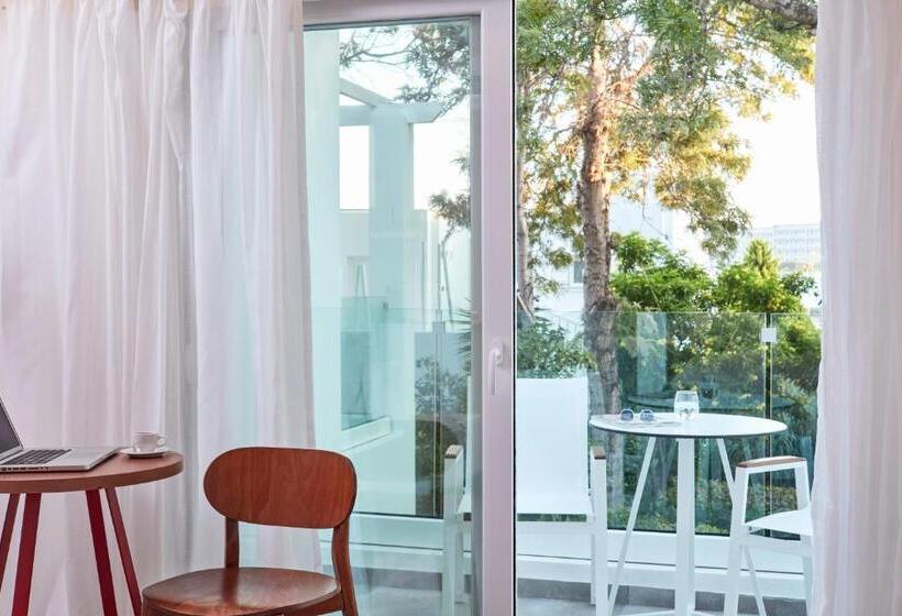 غرفة قياسية مطلّة علي حمام السباحة, So White Club Resort