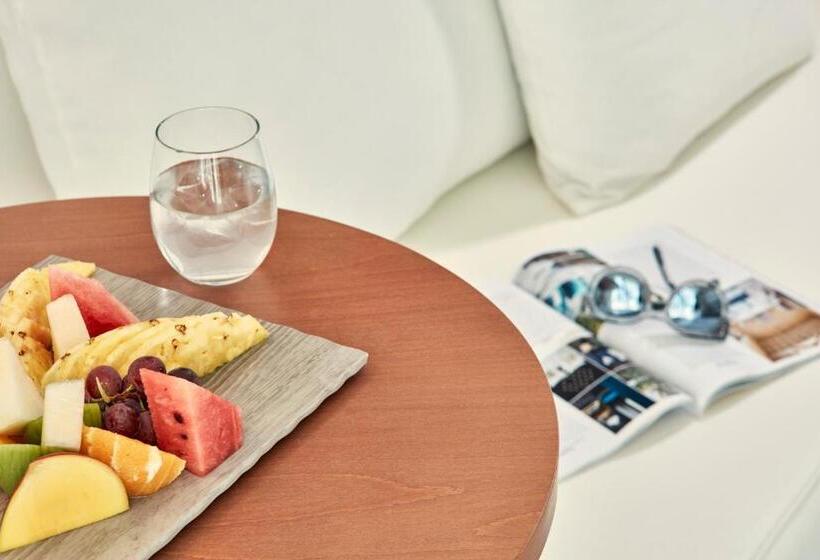 غرفة قياسية مطلّة علي حمام السباحة, So White Club Resort