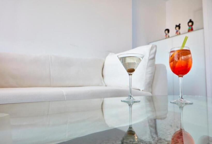 جناح ديلوكس, So White Club Resort