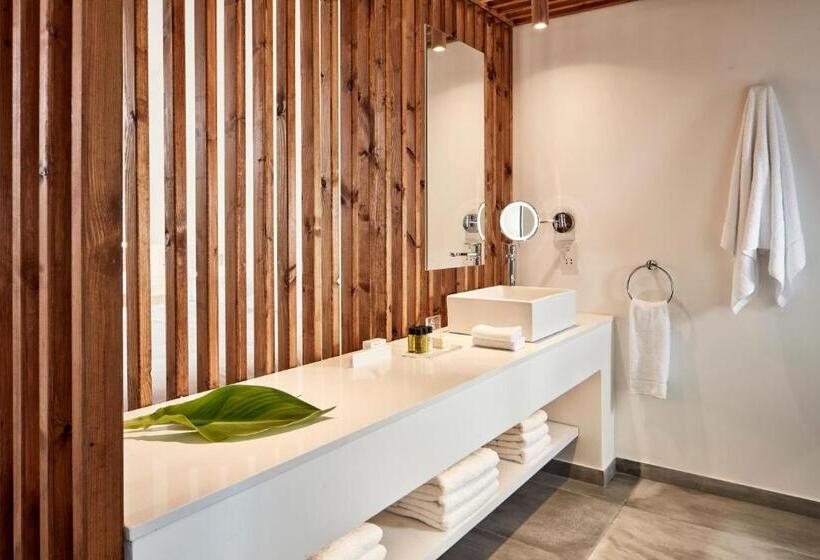 جناح ديلوكس, So White Club Resort