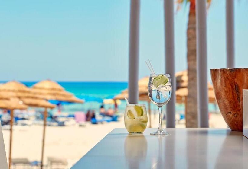 جناح مزود بحمام سباحة, So White Club Resort