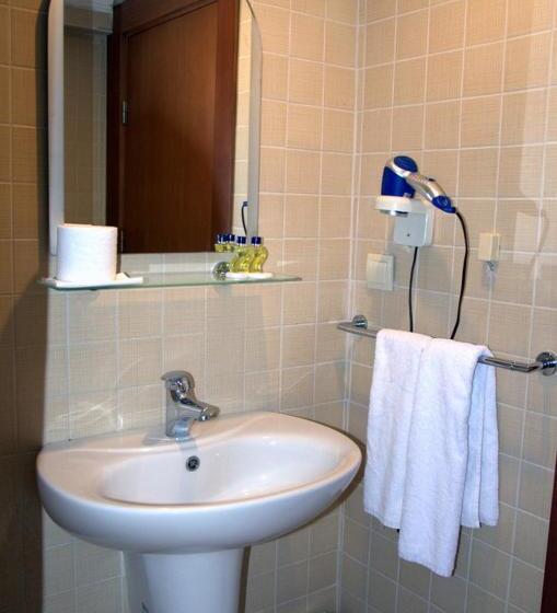 חדר סטנדרט לשלושה, Surtel