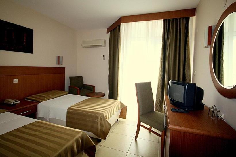 חדר סטנדרט לשלושה, Surtel