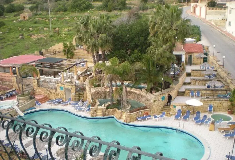 نمای استخر اتاق استاندارد چهارنفره, Xemxija Bay
