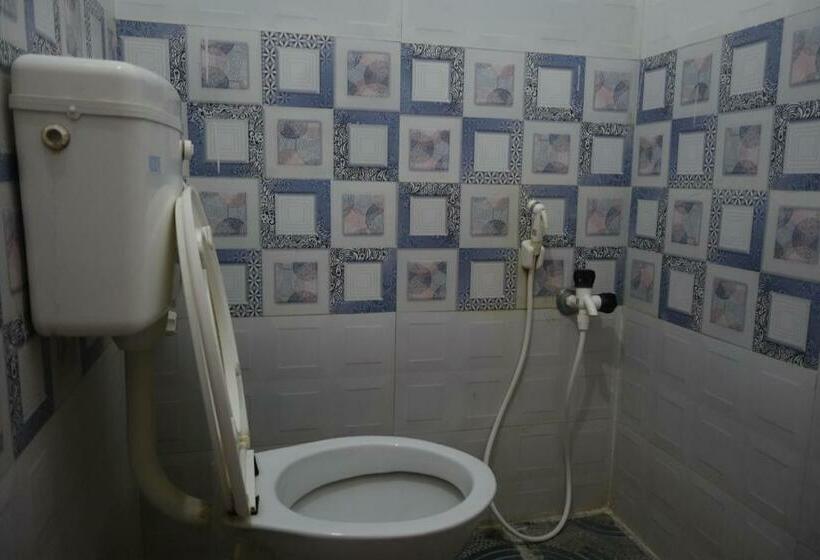 Economy Triple Room, Hcb