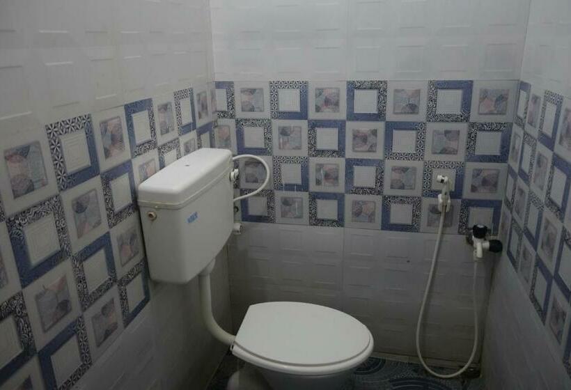 Economy Triple Room, Hcb