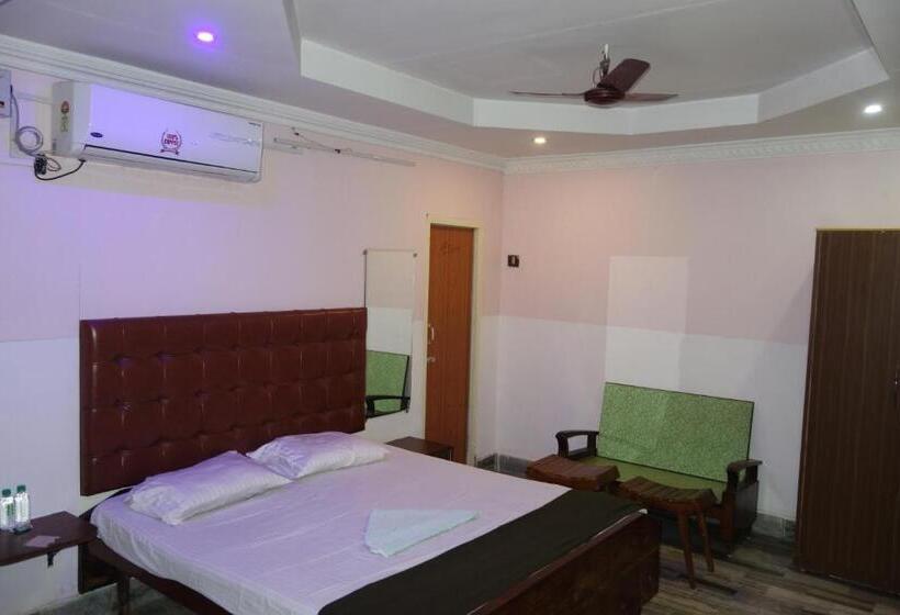 Economy Triple Room, Hcb