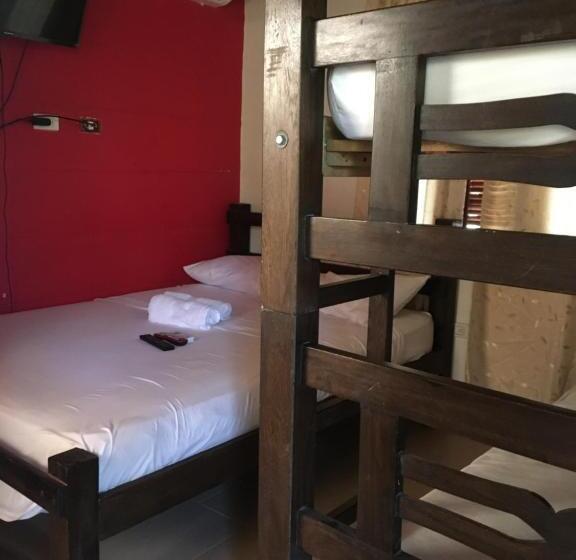 스탠다드 트리플 룸, Hostal Los Wichos