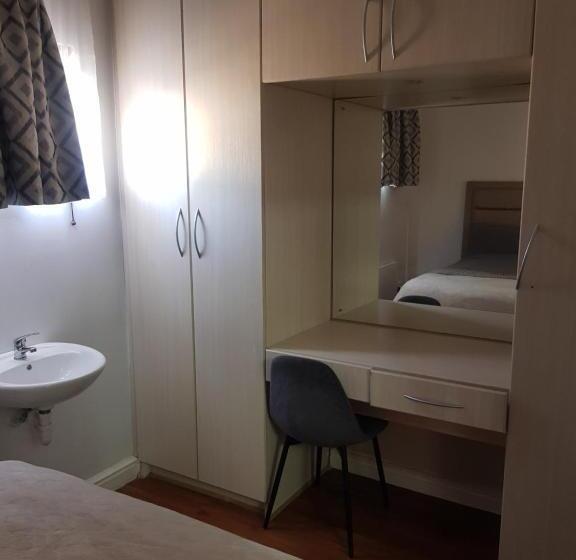 家庭间, Winchester Place