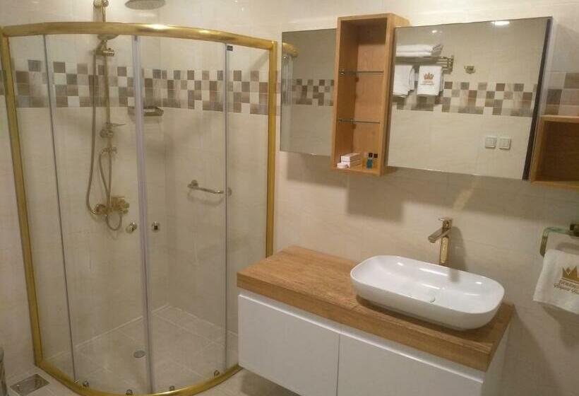 سوییت لوکس, Golden Airport