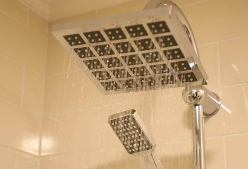 اتاق لوکس, Golden Airport