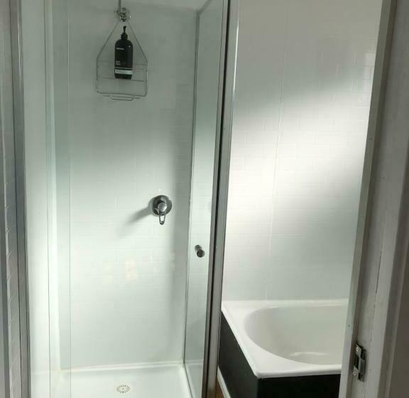 شقة غرفة واحدة, Kings Avenue Motel