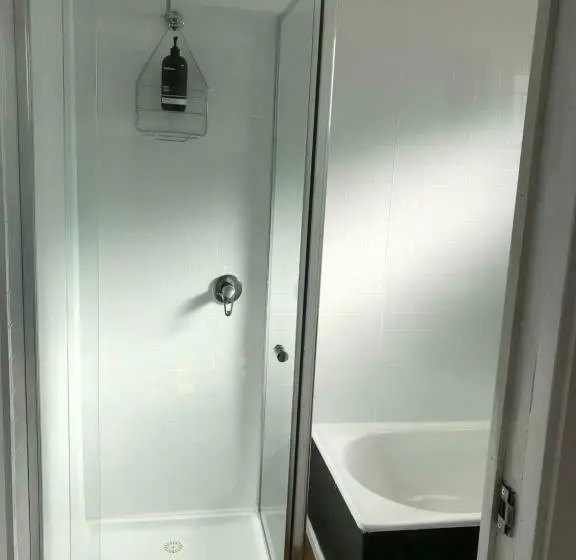 １ベッドルームアパートメント, Kings Avenue Motel