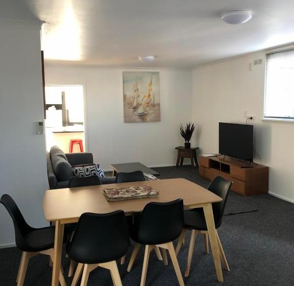 דירת חדר, Kings Avenue Motel