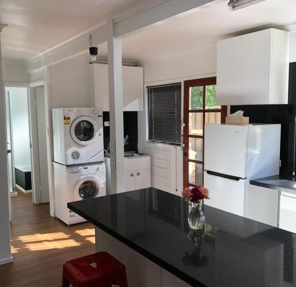 شقة غرفة واحدة, Kings Avenue Motel