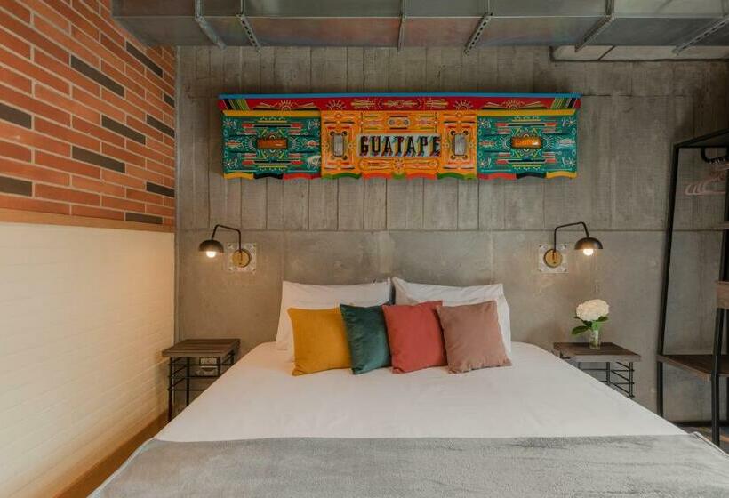 스탠다드 룸, Masaya Medellin