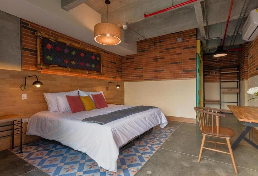 수피리어 룸, Masaya Medellin