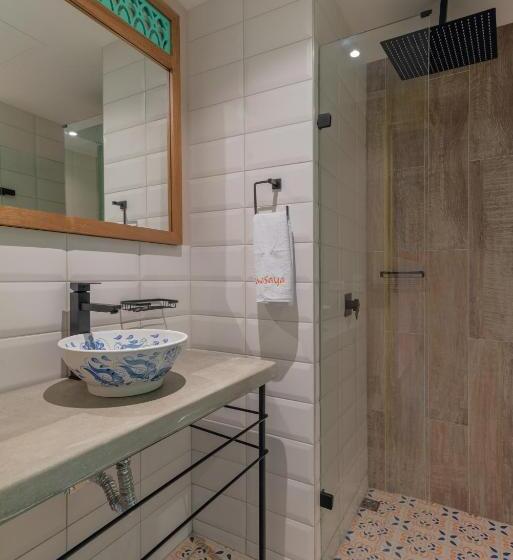 수피리어 룸, Masaya Medellin