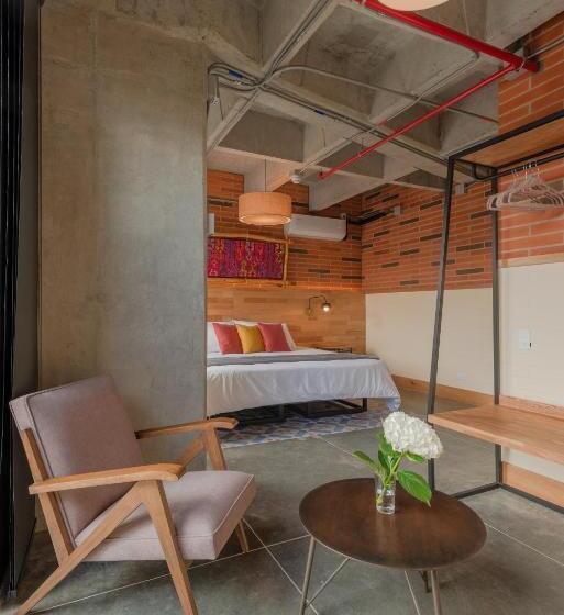 테라스 스위트, Masaya Medellin