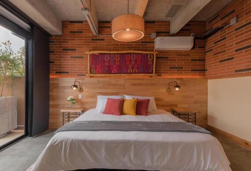 테라스 스위트, Masaya Medellin