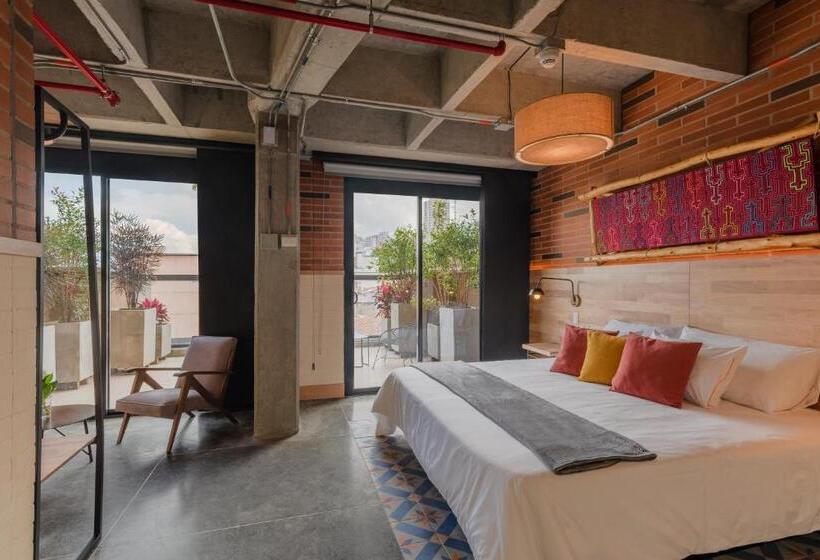 테라스 스위트, Masaya Medellin