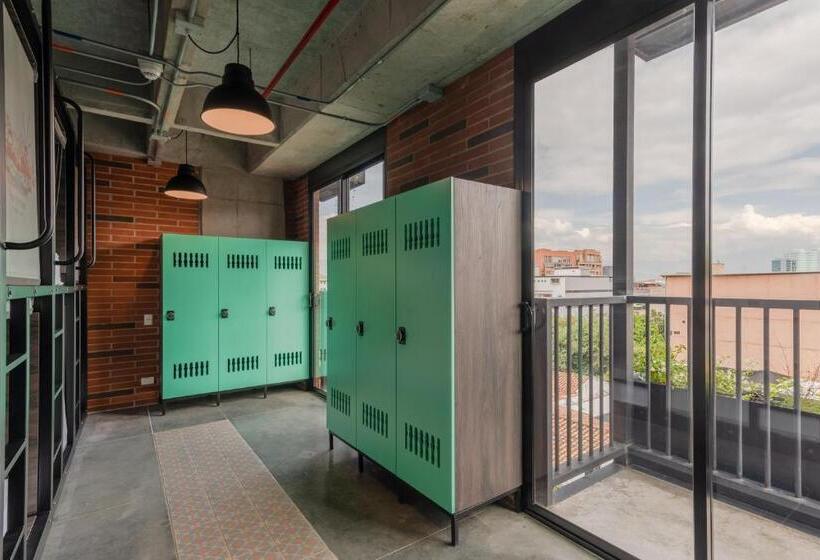 공동 객실, Masaya Medellin