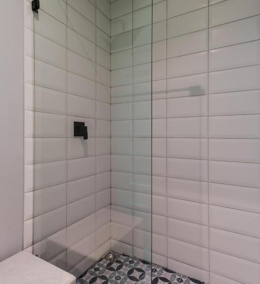 공동 객실, Masaya Medellin