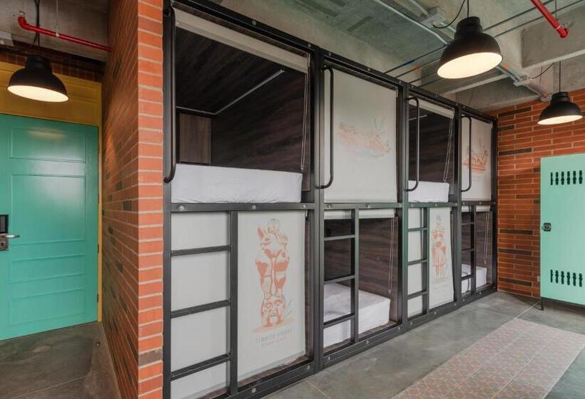 공동 객실, Masaya Medellin