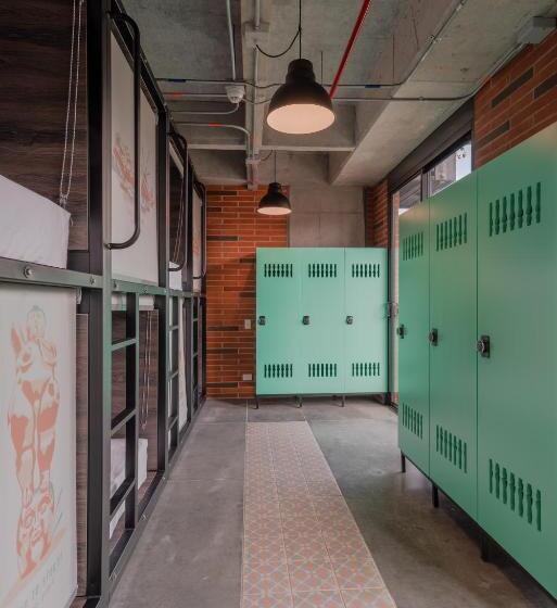 공동 객실, Masaya Medellin