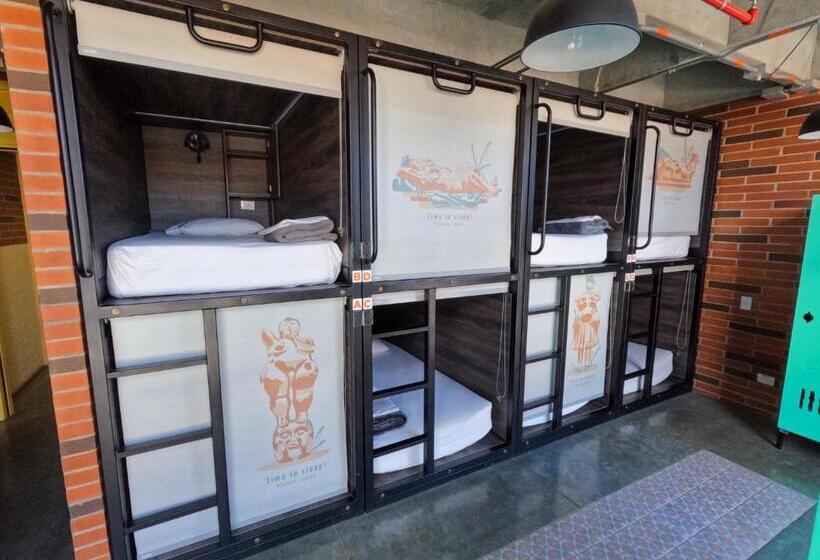 공동 객실, Masaya Medellin