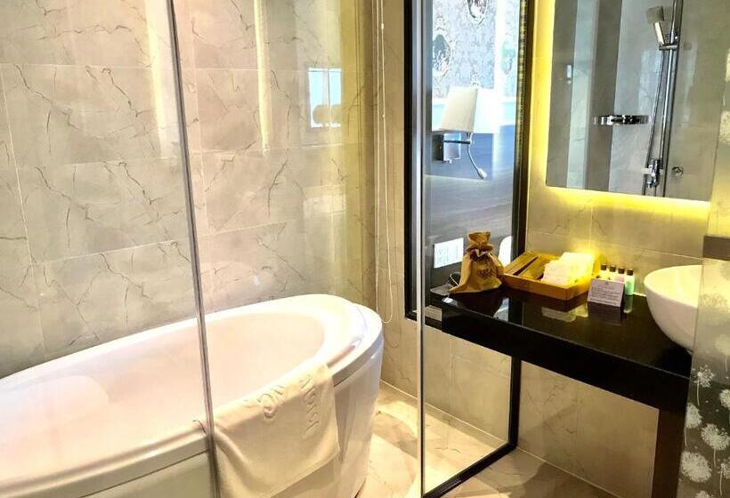 اتاق لوکس با بالکن, Elizabeth